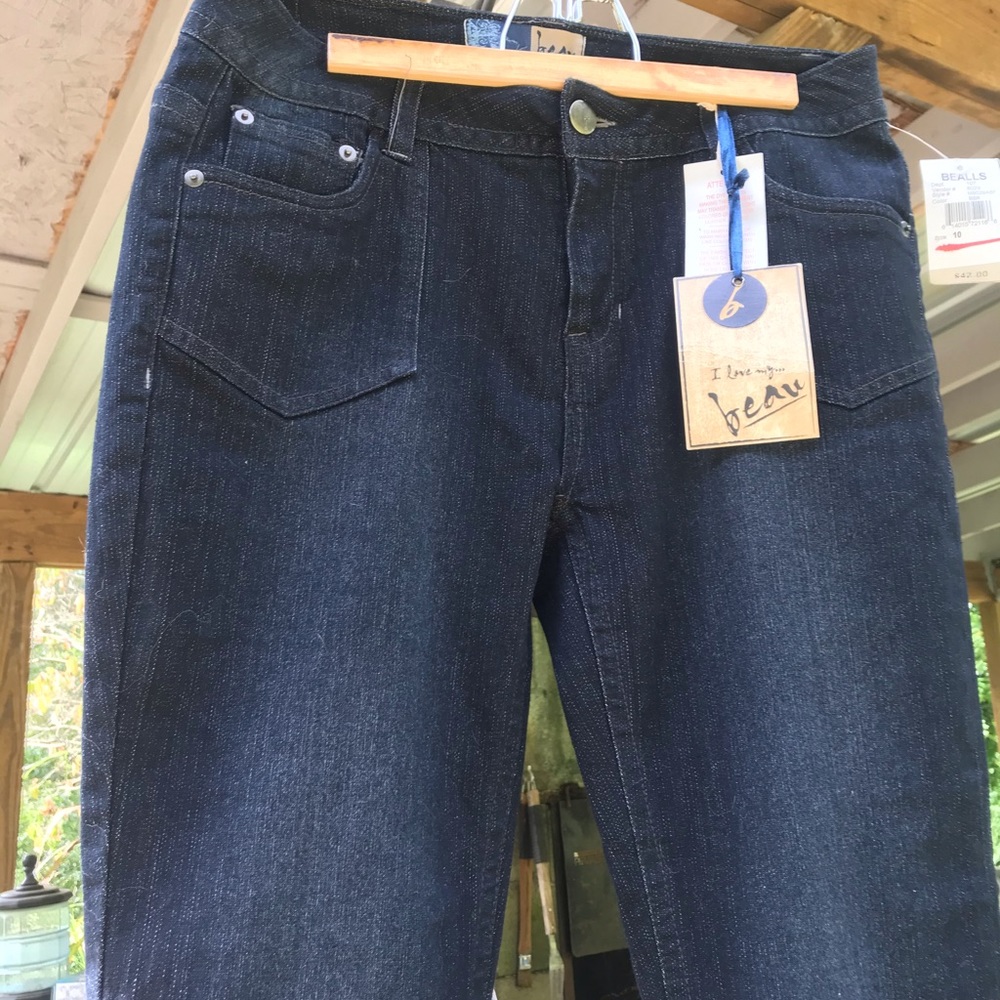Solid black Ankle cropped jeans.